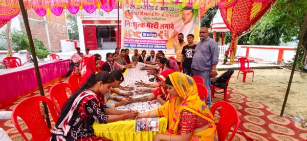 Ambedkar Nagar : समाजसेवी मारुत मिश्रा की पहल,करवा चौथ पर महिलाओ के लिए आयोजित कराया निशुल्क मेंहंदी कार्यक्रम
